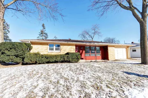 1082 Rockdale St, Green Bay, WI 54304
