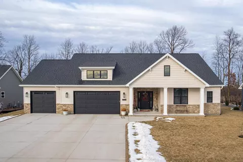2006 Louie Ln, Neenah, WI 54956