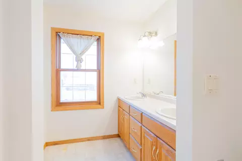 Bath - 5356 Pleasant Way, Appleton, WI 54913 photo 3 of 7