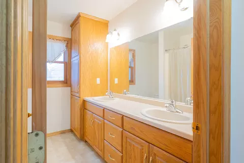 Bath - 5356 Pleasant Way, Appleton, WI 54913 photo 4 of 7