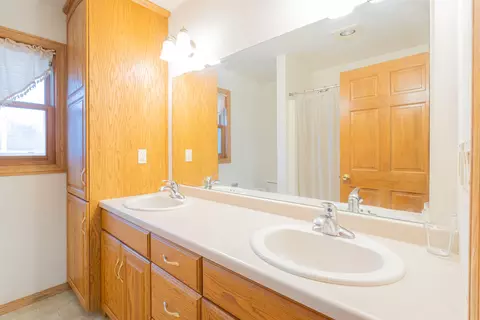 Bath - 5356 Pleasant Way, Appleton, WI 54913 photo 5 of 7