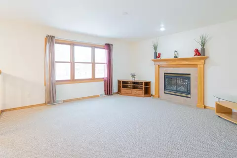 Living - 5356 Pleasant Way, Appleton, WI 54913 photo 8 of 9
