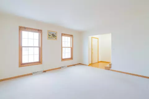 Living - 5356 Pleasant Way, Appleton, WI 54913 photo 5 of 9
