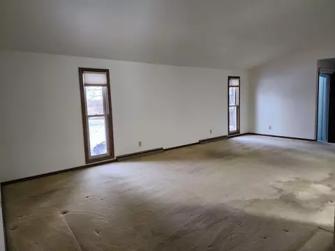 Living - 5001 N Lynndale Dr, Appleton, WI 54913 photo 2 of 3