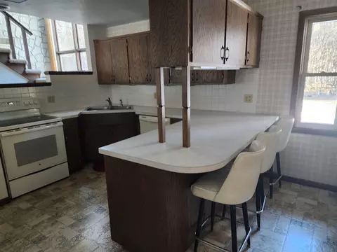 Kitchen - 5001 N Lynndale Dr, Appleton, WI 54913 photo 2 of 3