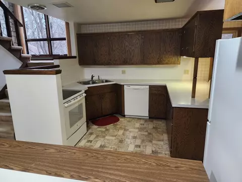 Kitchen - 5001 N Lynndale Dr, Appleton, WI 54913 photo 3 of 3