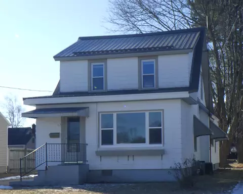 67 10th St, Clintonville, WI 54929