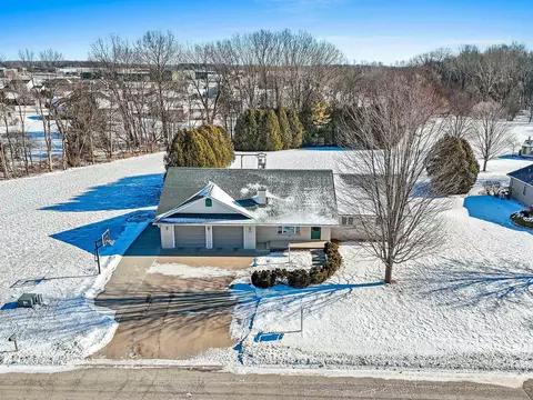 910 Pelican Dr, Pulaski, WI 54162