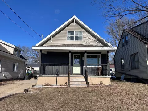 90 6th St, Clintonville, WI 54929