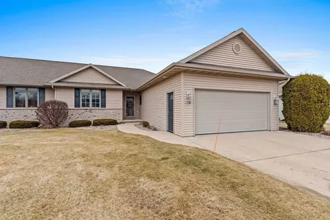 1104 Spring Lake Dr #21, De Pere, WI 54115