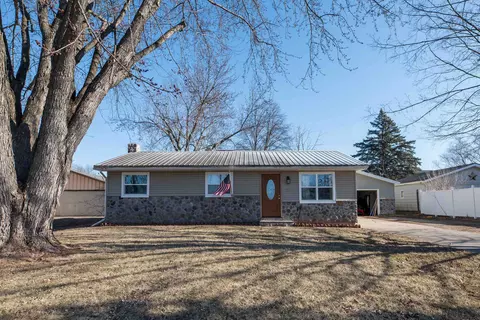 1512 Cardinal St, New London, WI 54961