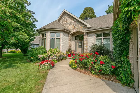 616 Coonen Dr, Combined Locks, WI 54113