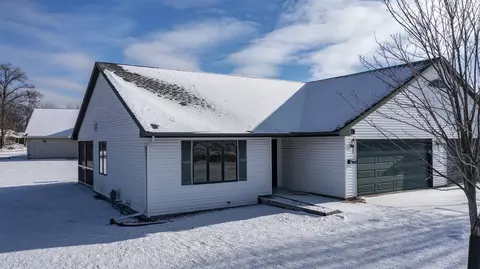 976 Mead Dr, Waupaca, WI 54981