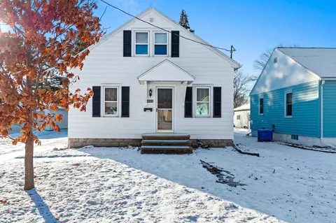 Exterior - 809 W Bell Ave, Appleton, WI 54914 photo 2 of 8