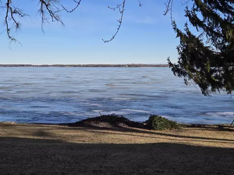 leonard point lane, Oshkosh, WI 54904