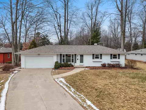 1816 Wood Ln, Green Bay, WI 54304