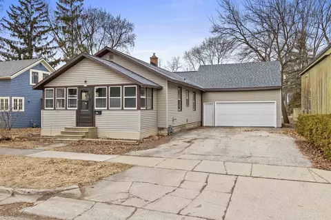 607 N Superior St, De Pere, WI 54115