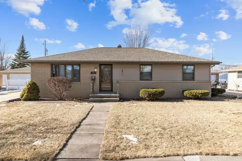 512 Richard St, Combined Locks, WI 54113