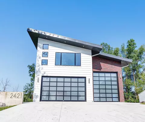 2421 Longtail Beach Ln, Suamico, WI 54173