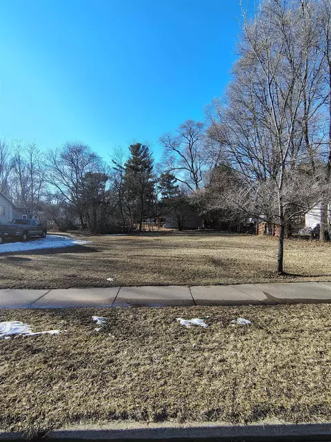 734 10th St, Waupaca, WI 54981
