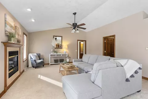 3950 N Casaloma Dr, Appleton, WI 54913 photo 2