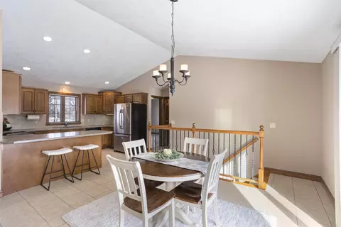3950 N Casaloma Dr, Appleton, WI 54913 photo 5
