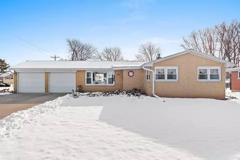 3611 Delahaut St, Green Bay, WI 54301
