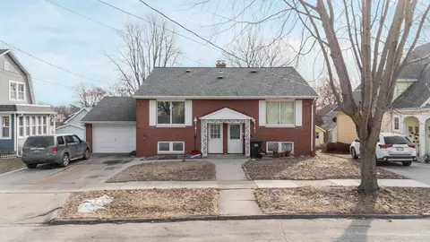 908 Oviatt St, Kaukauna, WI 54130