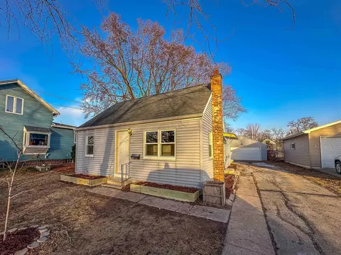 926 N Lark St, Oshkosh, WI 54902