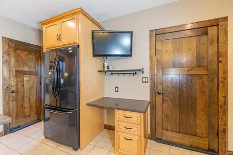 Kitchen - 614 E Pacific St, Appleton, WI 54911 photo 3 of 9