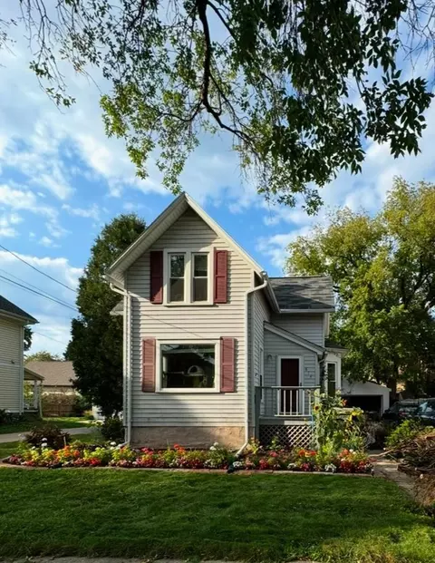 Exterior - 614 E Pacific St, Appleton, WI 54911 photo 4 of 11