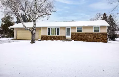 2880 Hillcrest Ct, Green Bay, WI 54313