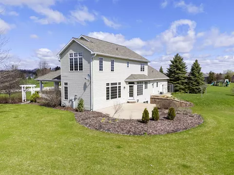 Exterior - 7 Red Clover Ln, Wrightstown, WI 54180 photo 7 of 16