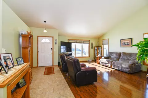 Entry Way - 228 Crestview Cir, Wrightstown, WI 54180 photo 2 of 8