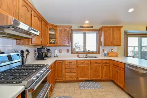 Kitchen - 228 Crestview Cir, Wrightstown, WI 54180 photo 7 of 8