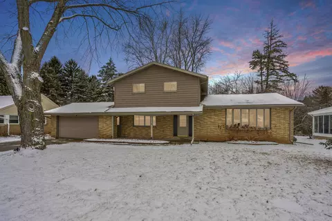 1960 Palisades Dr, Appleton, WI 54915