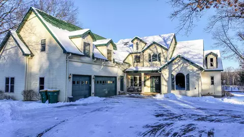 n1042 Chalet Drive, Waupaca, WI 54981