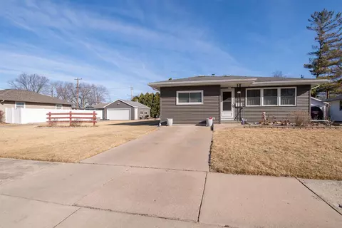 442 Hawk St, Oshkosh, WI 54902