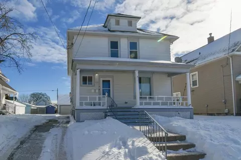 819 N 10th St, Manitowoc, WI 54220