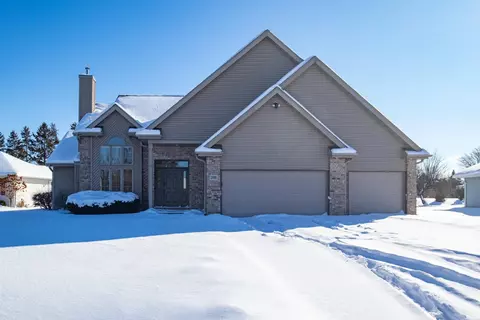 2705 Oakwood Cir, Oshkosh, WI 54904