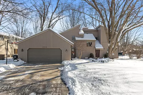 1718 Oakridge Ct, Menasha, WI 54952