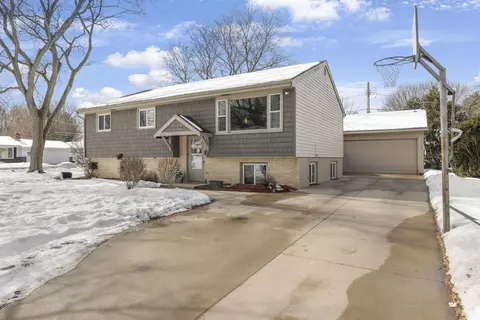 2425 S Kernan Ave, Appleton, WI 54915 photo 2