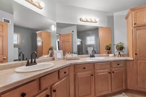 Bath - 4120 E Appleseed Dr, Appleton, WI 54913 photo 2 of 7