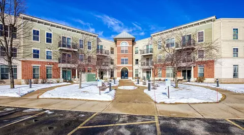 2581 Smiths Xing #211, Sun Prairie, WI 53590