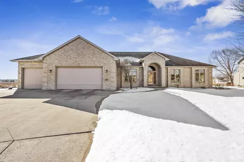 1209 Nature Trail Dr, Neenah, WI 54956