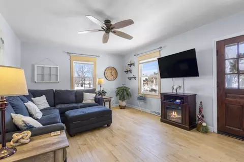 Living - 2121 N Drew St, Appleton, WI 54911 photo 2 of 3