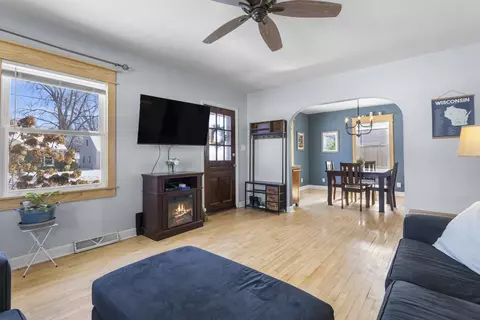 Living - 2121 N Drew St, Appleton, WI 54911 photo 1 of 3