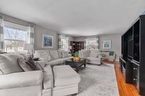 Living - 1101 E Taft Ave, Appleton, WI 54915 photo 2 of 5