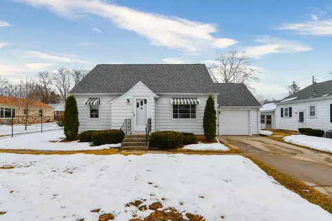1010 Oshkosh St, New London, WI 54961