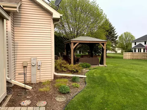 Exterior - 520 E Carrington Ln, Appleton, WI 54913 photo 11 of 13